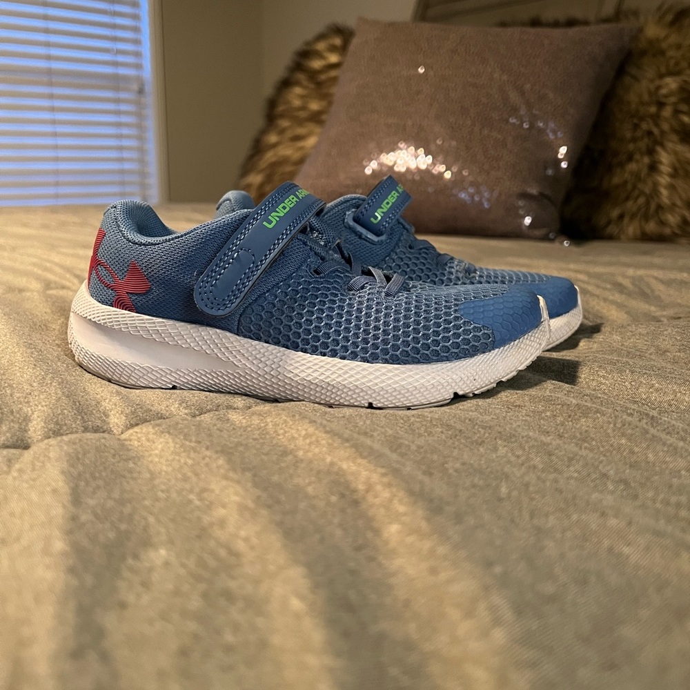 Girls Under Armour Size 13 Athletic Shoes